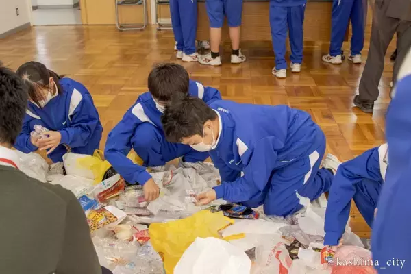 「6者連携「プラリレープロジェクト」、回収キャップを再資源化　カスミ鹿嶋スタジアム店にてリサイクルキャップを採用したドレッシング3種を数量限定販売」の画像