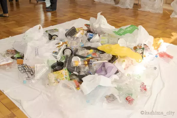 「6者連携「プラリレープロジェクト」、回収キャップを再資源化　カスミ鹿嶋スタジアム店にてリサイクルキャップを採用したドレッシング3種を数量限定販売」の画像