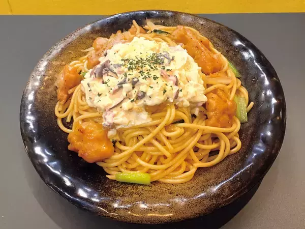 「焼きスパゲティ専門店「ロメスパバルボア」期間限定スペシャルスパゲティ「チキン南蛮風焼きスパ」」の画像