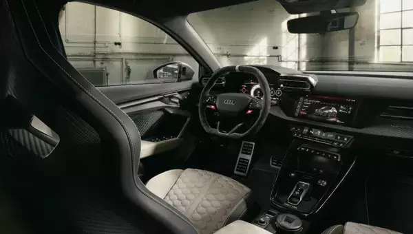 「Audi RS 3 competition limited：栄光の5気筒」の画像