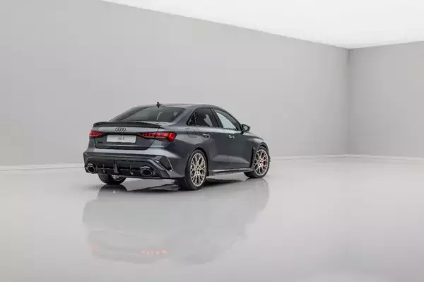 「Audi RS 3 competition limited：栄光の5気筒」の画像