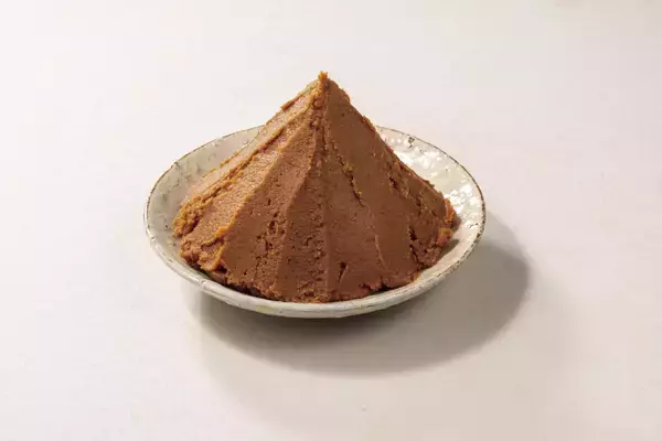 「人気ラーメン店「飯田商店」店主監修　味噌らぁ麺～五重(いつつがさね)の味噌2025年1月9日(木)～期間限定販売開始」の画像