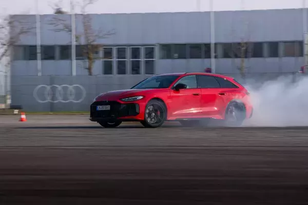 「新型Audi RS 5：初のパフォーマンスハイブリッド 卓越したドライビングダイナミクスを実現」の画像