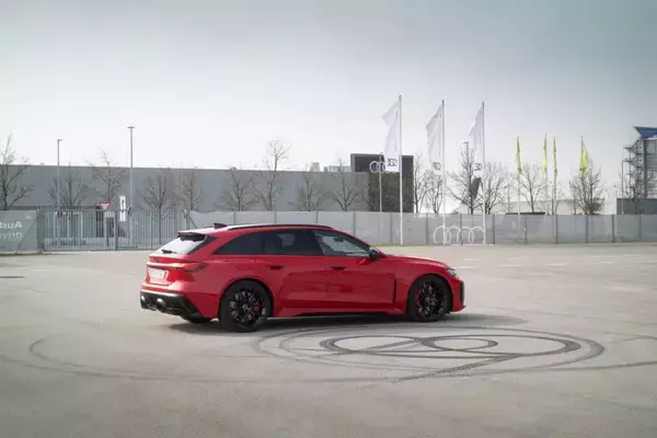 「新型Audi RS 5：初のパフォーマンスハイブリッド 卓越したドライビングダイナミクスを実現」の画像