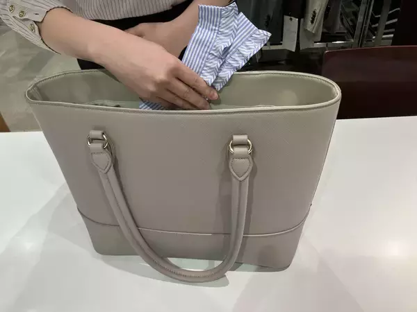 「1着で4通りの着こなし、着替えなしでシーンに合わせた装いを実現 フリルを持ち歩いて、いつでもどこでも変幻自在のカスタムブラウス登場」の画像