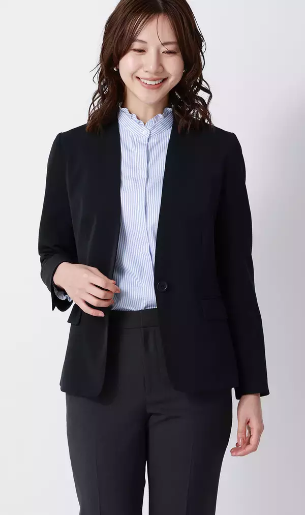 「1着で4通りの着こなし、着替えなしでシーンに合わせた装いを実現 フリルを持ち歩いて、いつでもどこでも変幻自在のカスタムブラウス登場」の画像