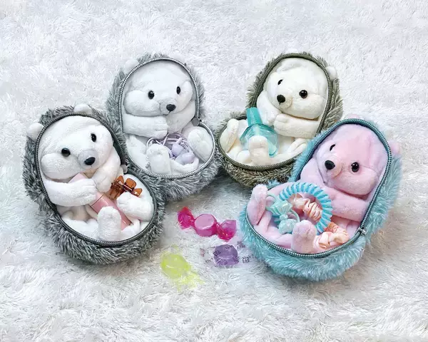 「小物の収納にぴったり！ふわふわ丸まる姿が愛らしく、思わずファスナーを開けたくなる＜はりねずみ＞ポーチが登場」の画像
