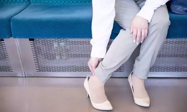 「「靴の踵が脱げる」のは、お足の変化のサイン。足のプロが教える真実と対策」の画像