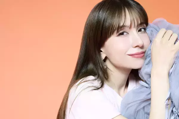 「大人気歌手May J.さんが歌う新CMなど　TIGORAジュニアランニングシューズのプロモーション開始！登録者数120万人超『ブラックチャンネル』とのコラボも」の画像