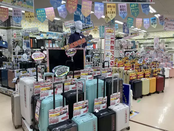 「【3サイズ全部買っても1万円以下！】 マトリョーシカ方式で輸送コストを1/3に抑えた税抜1,999円～「驚安キャリーケース」4月10日（金）より1,000台限定発売」の画像