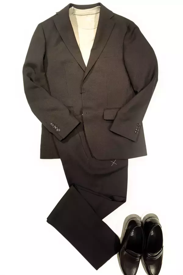 「2020年からの累計販売数が約7万着を誇る高機能セットアップスーツコスパに優れた「アーバンセッター」を前年比3倍の数量で展開」の画像