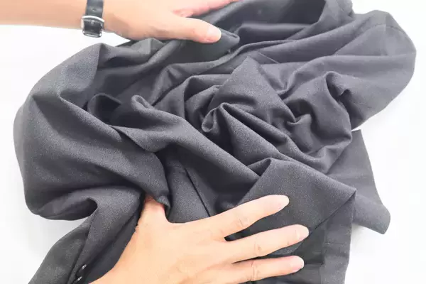 「2020年からの累計販売数が約7万着を誇る高機能セットアップスーツコスパに優れた「アーバンセッター」を前年比3倍の数量で展開」の画像