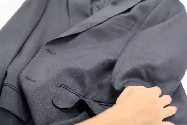 「2020年からの累計販売数が約7万着を誇る高機能セットアップスーツコスパに優れた「アーバンセッター」を前年比3倍の数量で展開」の画像