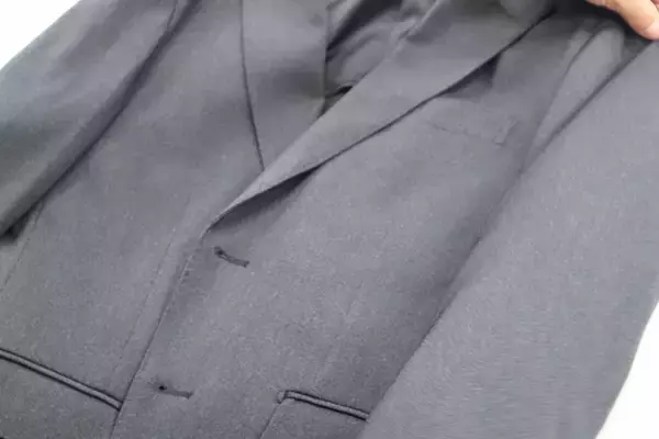 「2020年からの累計販売数が約7万着を誇る高機能セットアップスーツコスパに優れた「アーバンセッター」を前年比3倍の数量で展開」の画像