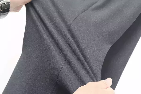 「2020年からの累計販売数が約7万着を誇る高機能セットアップスーツコスパに優れた「アーバンセッター」を前年比3倍の数量で展開」の画像