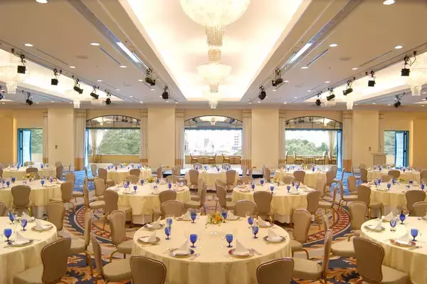 「【ホテル椿山荘東京】ダイナミックに壁面3面へ投影する 3Dプロジェクションマッピングが披露宴の演出に」の画像