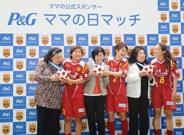 母の日だから、ママに「ありがとう」！「P&G ママの日マッチ」開催 INAC神戸レオネッサ 澤 穂希・大野 忍・近賀 ゆかり選手がママにサッカーボール型カーネーションメダルをプレゼント！