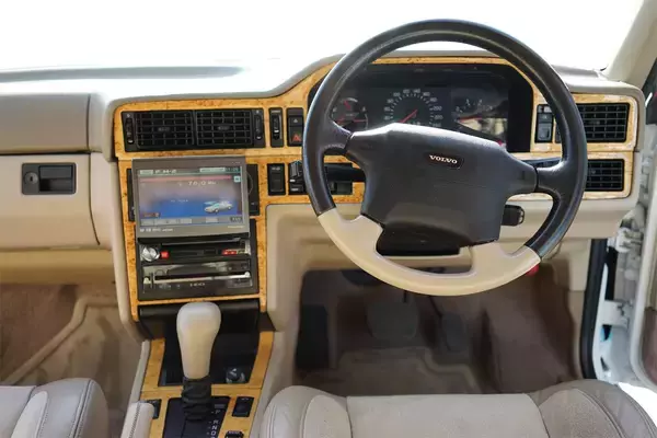 「中古車からレプリカカーを製作・販売する「REPLICARS（レプリカーズ）」がオープン！第一弾としてボルボ 850R ワゴン BTCC仕様の販売開始！」の画像