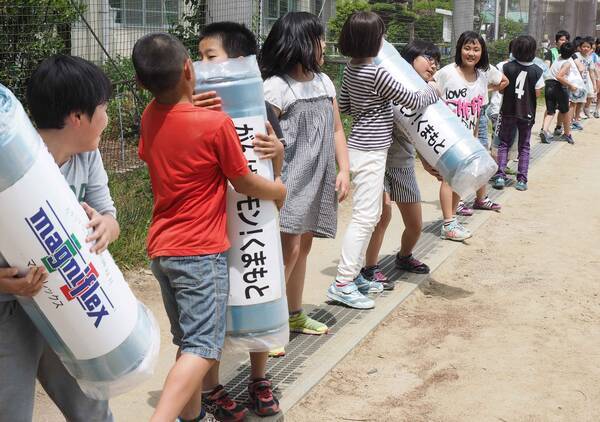 マニフレックス 香川真司選手 くまモンと熊本市で支援活動を行う 16年5月25日 エキサイトニュース