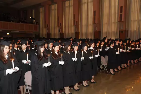 聖心女子大学が2016年度卒業式を3月11日（土）に挙行 -- 卒業週間の始まりとなる伝統行事、トーチライト・プロセッションは、3月9日（木）に実施
