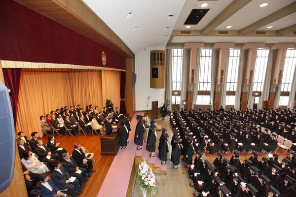 聖心女子大学が16年度卒業式を3月11日 土 に挙行 卒業週間の始まりとなる伝統行事 トーチライト プロセッションは 3月9日 木 に実施 17年3月4日 エキサイトニュース