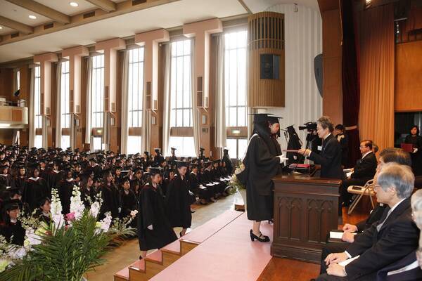 聖心女子大学が16年度卒業式を3月11日 土 に挙行 卒業週間の始まりとなる伝統行事 トーチライト プロセッションは 3月9日 木 に実施 17年3月4日 エキサイトニュース