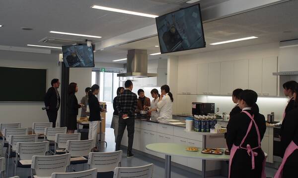 昭和女子大学の学生が寺田倉庫にグルテンフリーのレシピを提案 身体に優しくおしゃれで美味しい食品開発プロジェクト 17年3月13日 エキサイトニュース