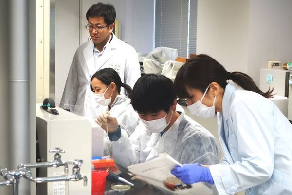 バイオジェン ジャパン株式会社 日本科学未来館共催 中高生向け実験イベント 遺伝子ラボ2017夏 光る大腸菌から考える 私たちと未来の医療 2017年6月6日 エキサイトニュース