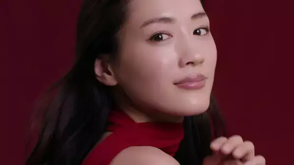 「「7年前より、いい感じ！」 綾瀬はるか　“うるツヤたまご肌”の秘密を新テレビCMで公開 SK-II : 2017年9月1日（金）より全国でオンエア開始」の画像