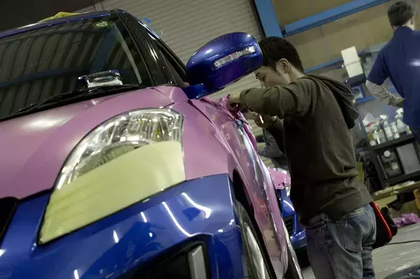 「業界で話題のカーラッピング技術、全国に先駆けて新潟で産学連携授業を実現!」の画像