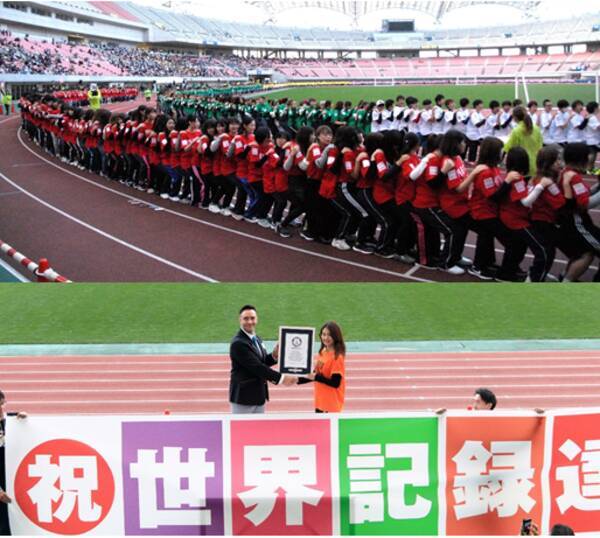 ギネス世界記録 R に認定 ひとつの椅子に連なって座た最多人数 Most People Sitting On One Chair 専門学校生２ ３８７人で記録更新 17年10月日 エキサイトニュース