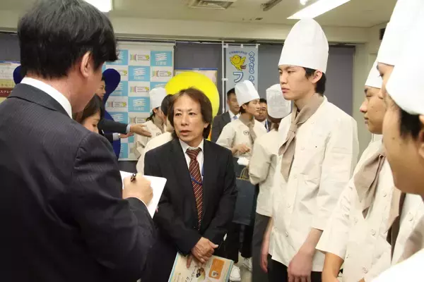 「大手前大学のスイーツ学専攻ゼミがコンビニスイーツ「ザクザクスフレチーズケーキ」を開発 -- 近畿圏のローソンで販売中」の画像