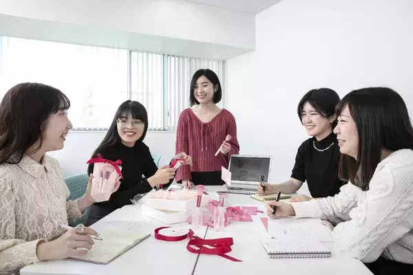 「恋する乙女に恋の筆～あなたの恋に一筆加えます～ 女子大生が考案した「恋筆」メイクブラシセットを販売 -- 昭和女子大学」の画像