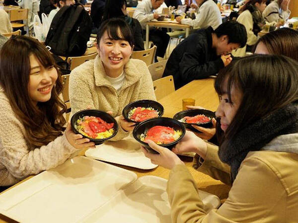 大人気 近大マグロ丼 を学食で提供 学生からの要望に応え ボリュームアップを実現 19年5月17日 エキサイトニュース