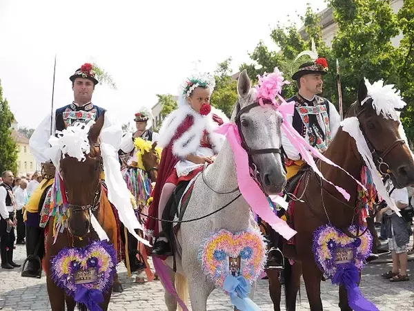 「フォークロアの伝統を楽しむチェコの8月」の画像