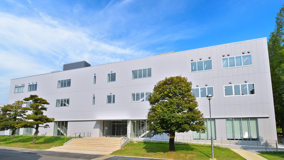 日本工業大学が応用化学科と物理教育の新たな拠点「応用化学棟」を竣工