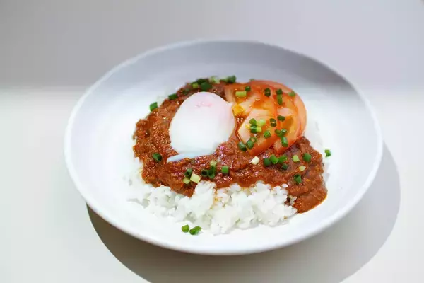 「千葉商科大学　食品ロス対策＆災害時の防災食に活用　学食で「レトルトカレー」を開発　SDGs推進に向けた新たな取り組み」の画像