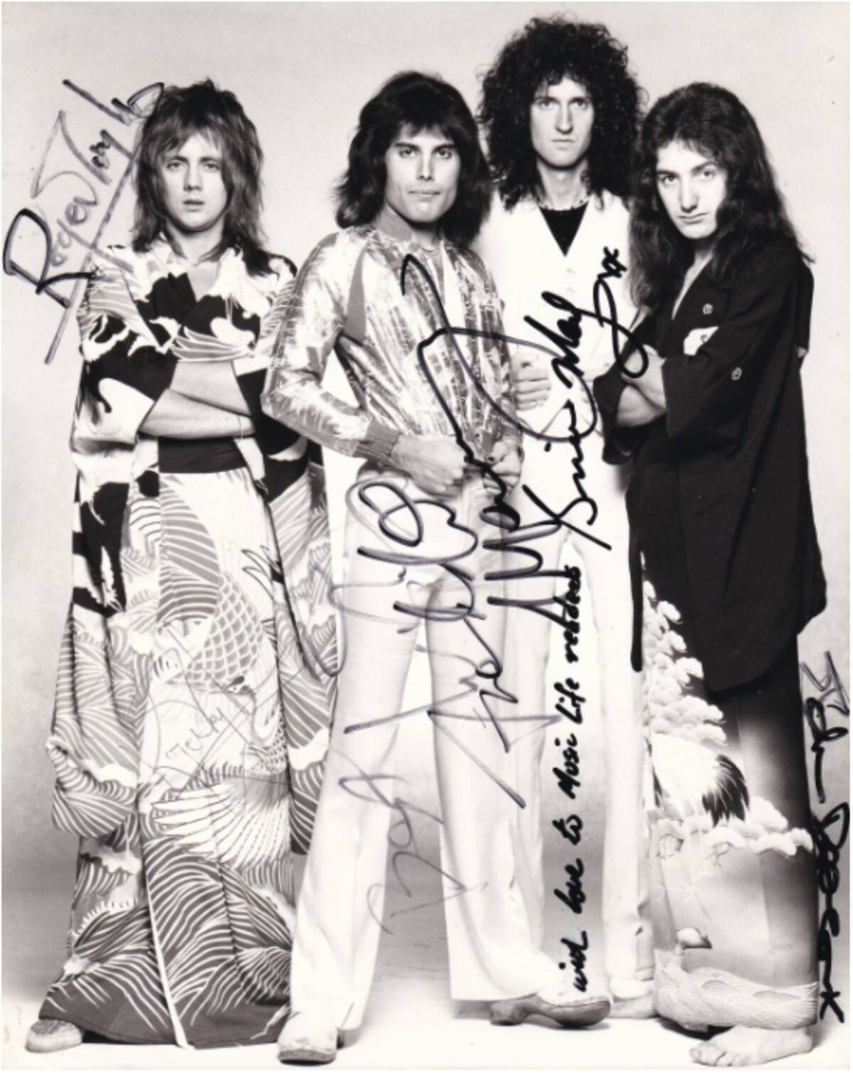 開催まで約1ヶ月 注目の展示品やオフショットの写真などを一部紹介 Queen Exhibition Japan ｂｏｈｅｍｉａｎ ｒｈａｐｓｏｄｙ ｓｕｐｐｏｒｔｅｄ ｂｙ 集英社 19年12月17日 エキサイトニュース