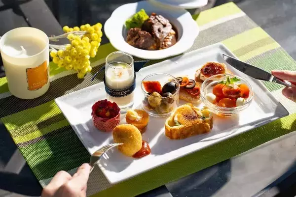 「【ホテル椿山荘東京】緑豊かな広大の庭園を目前に、南仏プロヴァンスの優雅なライフスタイルを　「シャンパンガーデン in Green」を5月15日よりスタート」の画像