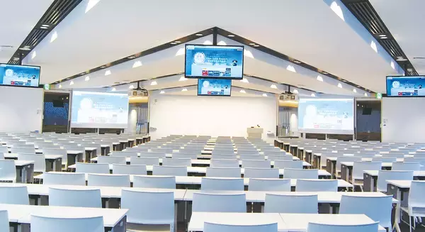 大阪府「追手門学院大学 様」の “総持寺キャンパス”に迫力の9面マルチディスプレイをトライアングル状に3カ所設置！学生が集まる中心ホールでの情報共有やイベントでフル稼働