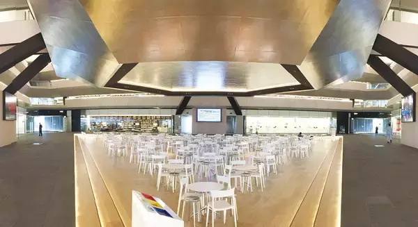 「大阪府「追手門学院大学 様」の “総持寺キャンパス”に迫力の9面マルチディスプレイをトライアングル状に3カ所設置！学生が集まる中心ホールでの情報共有やイベントでフル稼働」の画像