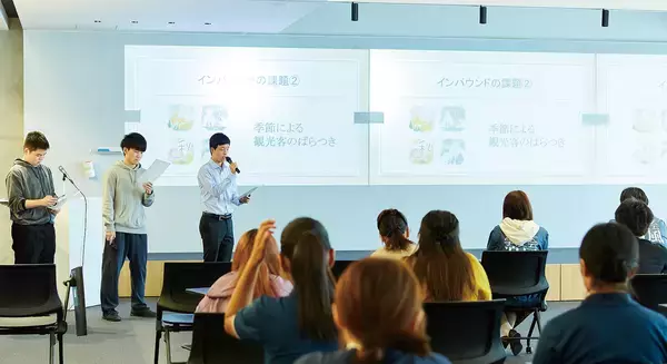 「大阪府「追手門学院大学 様」の “総持寺キャンパス”に迫力の9面マルチディスプレイをトライアングル状に3カ所設置！学生が集まる中心ホールでの情報共有やイベントでフル稼働」の画像