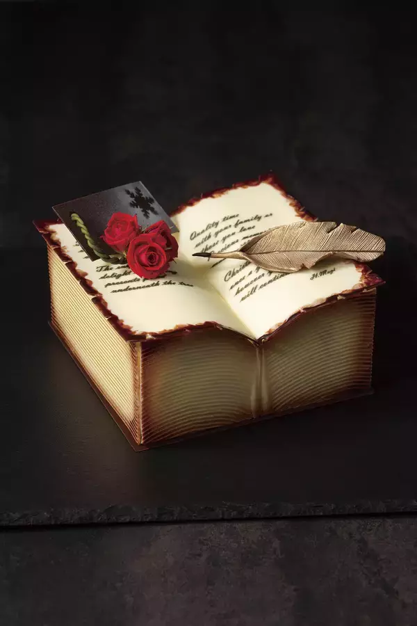 「テーブルを豪華に彩る「Hotel taste at home」をテーマにした2020年 京王プラザホテルのクリスマスケーキ」の画像