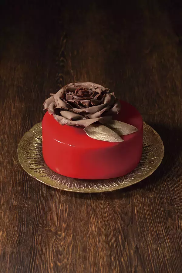 「テーブルを豪華に彩る「Hotel taste at home」をテーマにした2020年 京王プラザホテルのクリスマスケーキ」の画像