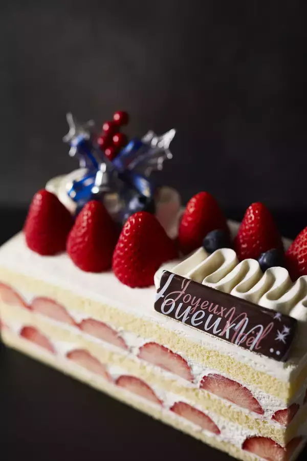 「テーブルを豪華に彩る「Hotel taste at home」をテーマにした2020年 京王プラザホテルのクリスマスケーキ」の画像