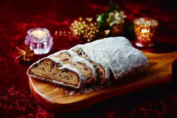 「テーブルを豪華に彩る「Hotel taste at home」をテーマにした2020年 京王プラザホテルのクリスマスケーキ」の画像