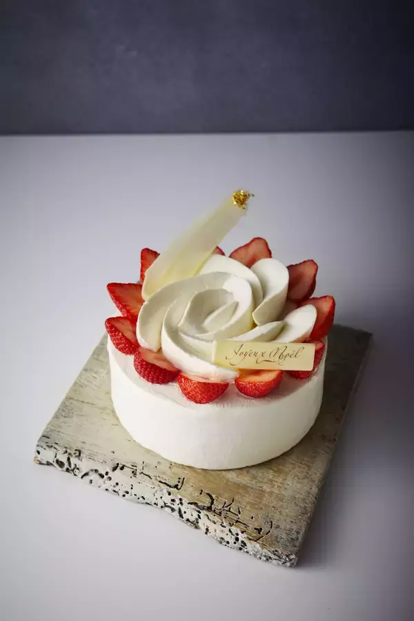 「テーブルを豪華に彩る「Hotel taste at home」をテーマにした2020年 京王プラザホテルのクリスマスケーキ」の画像