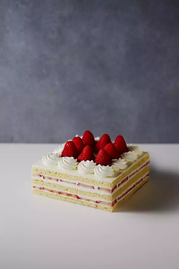 「テーブルを豪華に彩る「Hotel taste at home」をテーマにした2020年 京王プラザホテルのクリスマスケーキ」の画像