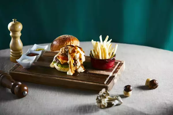 「11月のハイアット リージェンシー 東京 は芳醇なキノコを味わう！ポルチーニ茸×バーガー、黒トリュフ×和牛の炒飯 登場」の画像
