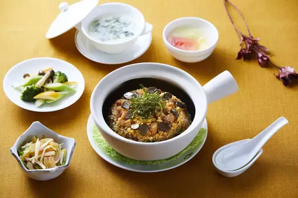 「11月のハイアット リージェンシー 東京 は芳醇なキノコを味わう！ポルチーニ茸×バーガー、黒トリュフ×和牛の炒飯 登場」の画像